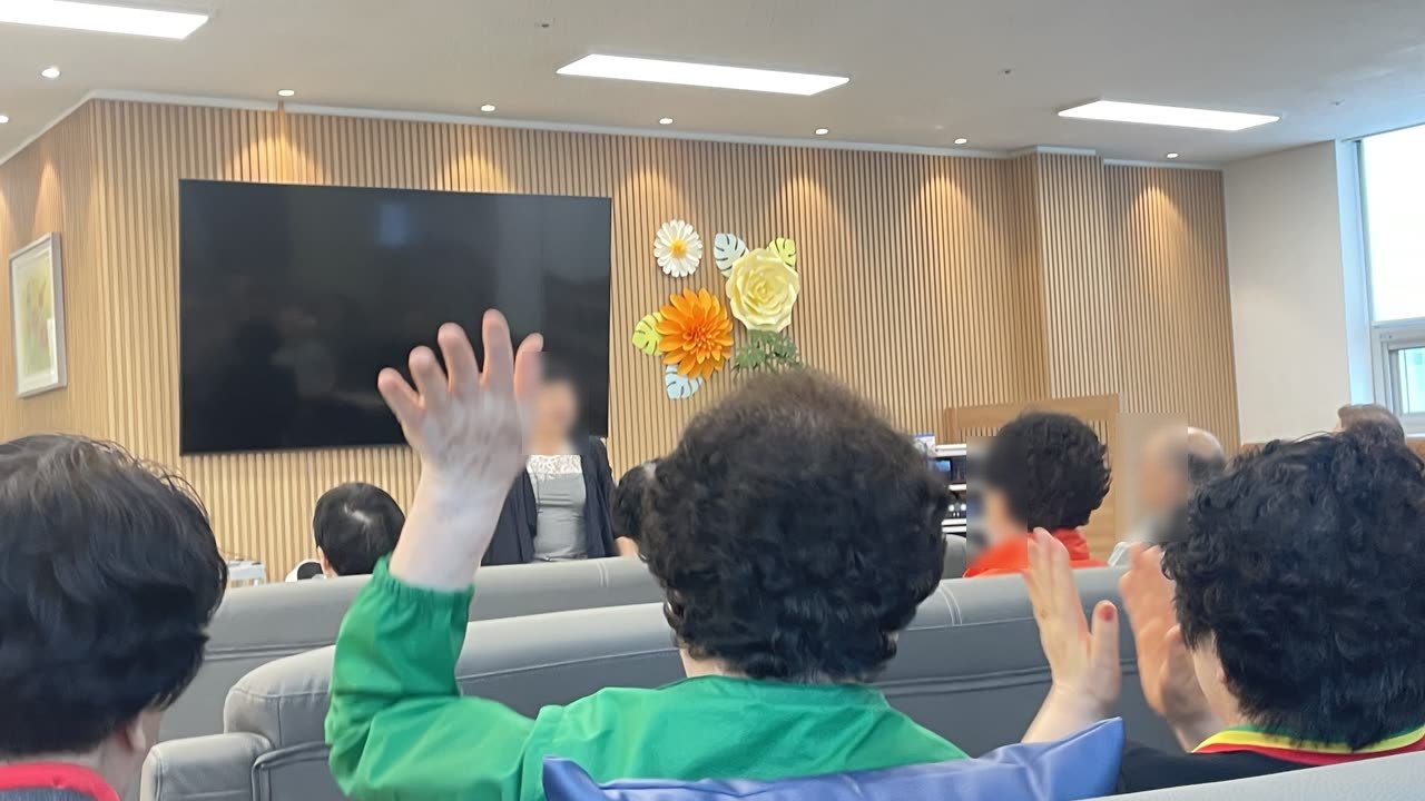 노래 공연에 호응하는 어르신들