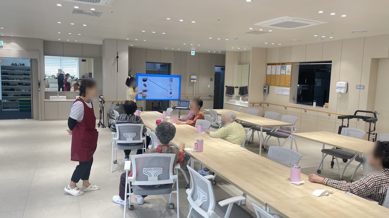 어르신 참여 테이블 활동 현장